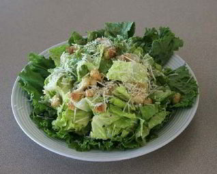 Зеленый салат с соусом цезарь