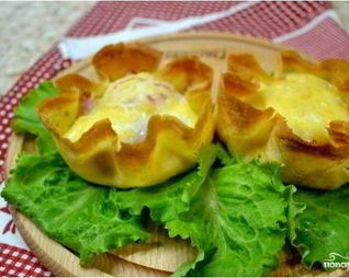 Салат в блинных мешочках