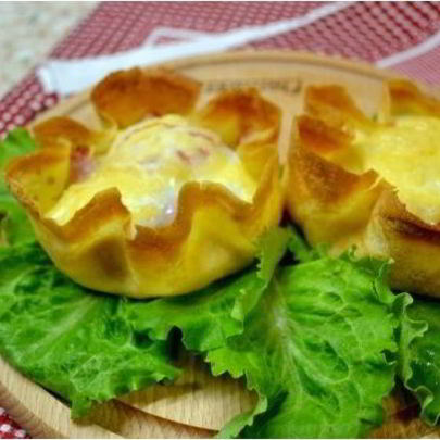 Салат в блинных мешочках