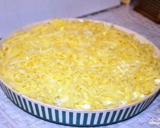 Слоеный салат с курицей и ананасами