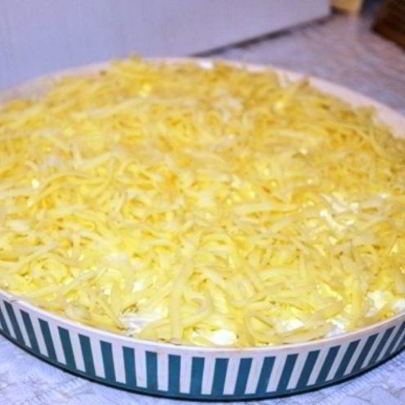 Слоеный салат с курицей и ананасами