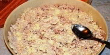 слоеный салат с курицей и ананасами