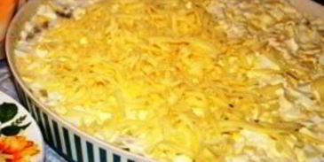 слоеный салат с курицей и ананасами