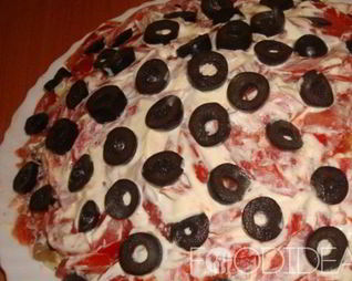 Слоеный салат с курицей и грибами