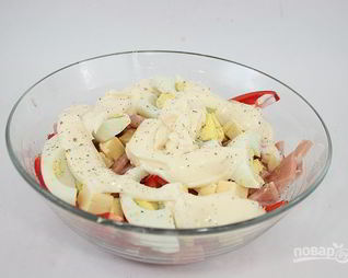 Сырный салат с ветчиной и овощами