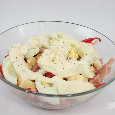 Сырный салат с ветчиной и овощами