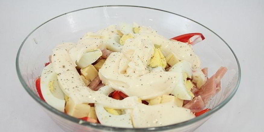 Рецепт сырного салата с ветчиной и овощами