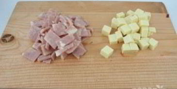 сырный салат с ветчиной и овощами