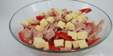 сырный салат с ветчиной и овощами