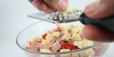 сырный салат с ветчиной и овощами