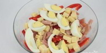 сырный салат с ветчиной и овощами