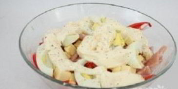 сырный салат с ветчиной и овощами