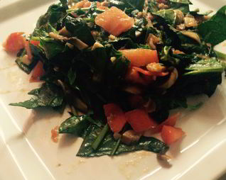 Теплый салат из помидор, шампиньонов и шпината