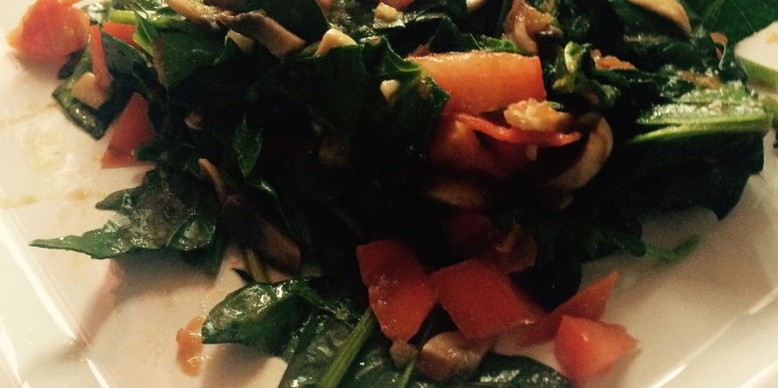 Рецепт теплого салата из помидор, шампиньонов и шпината