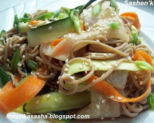 Теплый салат с соба и хрустящими овощами