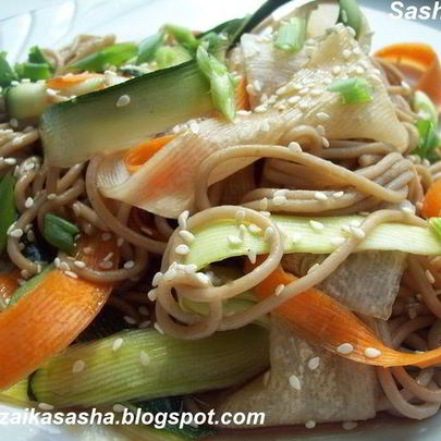 Теплый салат с соба и хрустящими овощами