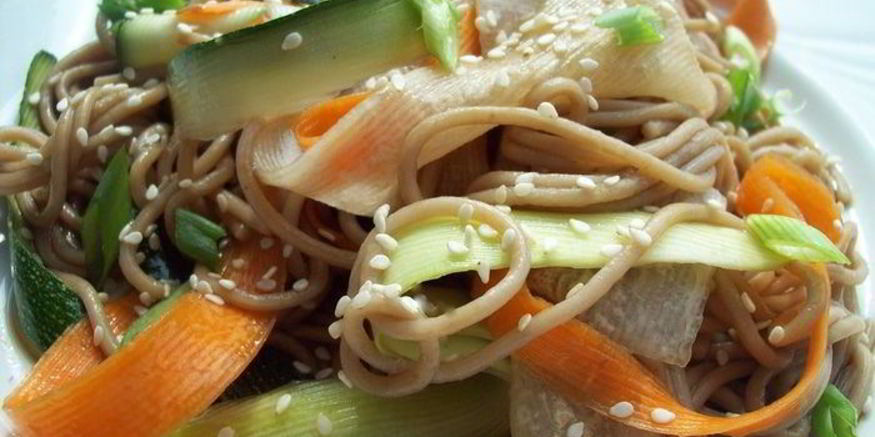 Рецепт теплого салата с соба и хрустящими овощами