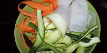 теплый салат с соба и хрустящими овощами