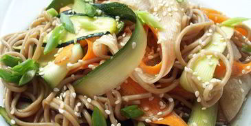 теплый салат с соба и хрустящими овощами