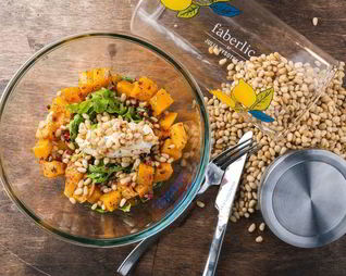 Теплый салат с тыквой, руколой и кедровыми орешками