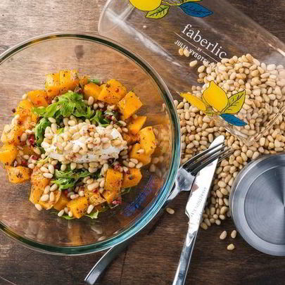 Теплый салат с тыквой, руколой и кедровыми орешками