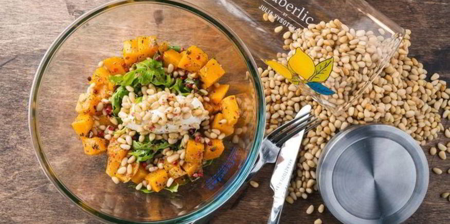 Рецепт теплого салата с тыквой, руколой и кедровыми орешками