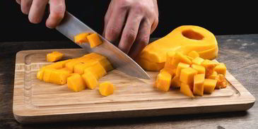 теплый салат с тыквой, руколой и кедровыми орешками