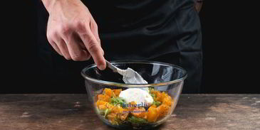 теплый салат с тыквой, руколой и кедровыми орешками