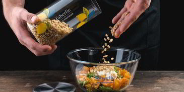 теплый салат с тыквой, руколой и кедровыми орешками