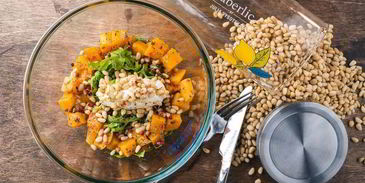 теплый салат с тыквой, руколой и кедровыми орешками