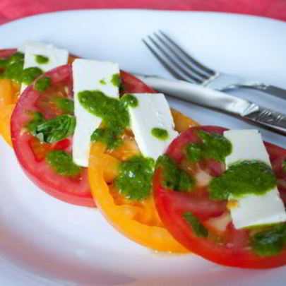 Помидоры с фетой и базиликовым винегретом
