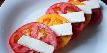 помидоры с фетой и базиликовым винегретом