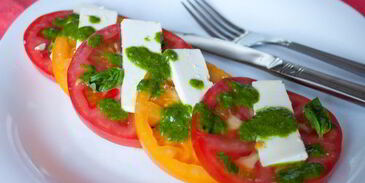 помидоры с фетой и базиликовым винегретом