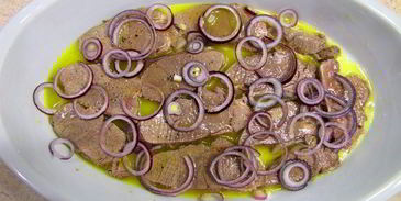 телятина, маринованная в соусе винегрет с репчатым луком