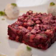 Рецепт Винегрета из тунца, клубники и мяты с конфетами из козьего сыра