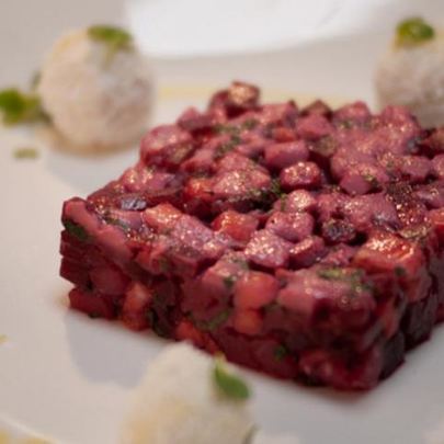 Винегрет из тунца, клубники и мяты с конфетами из козьего сыра