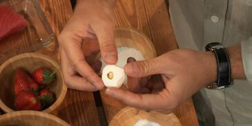 винегрет из тунца, клубники и мяты с конфетами из козьего сыра