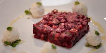 винегрет из тунца, клубники и мяты с конфетами из козьего сыра