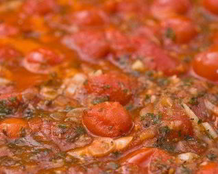 Домашний итальянский томатный соус с базиликом