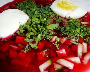 Холодный борщ из свеклы с колбасой