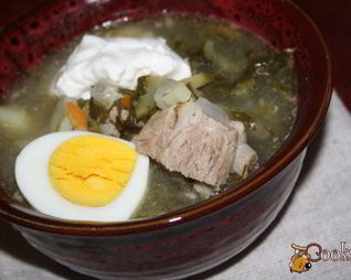 Зеленый борщ со щавлем и маринованными огурцами