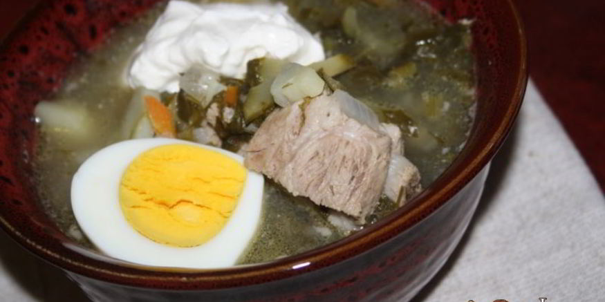 Рецепт зеленого борща со щавлем и маринованными огурцами