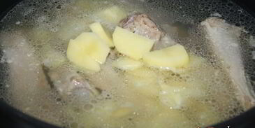 зеленый борщ со щавлем и маринованными огурцами