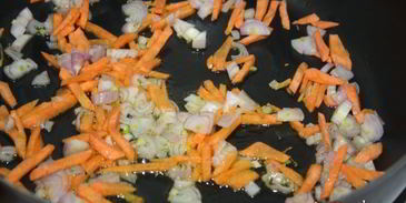 зеленый борщ со щавлем и маринованными огурцами