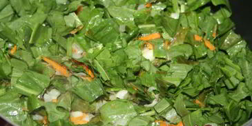 зеленый борщ со щавлем и маринованными огурцами