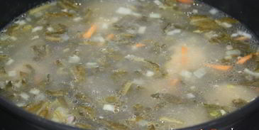 зеленый борщ со щавлем и маринованными огурцами