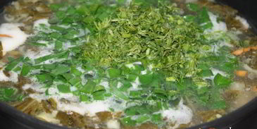 зеленый борщ со щавлем и маринованными огурцами