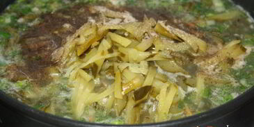 зеленый борщ со щавлем и маринованными огурцами