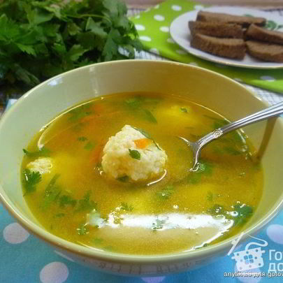 Бульон с клецками из сыра