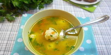 бульон с клецками из сыра